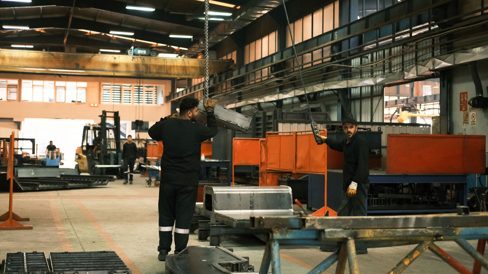 Usine d'armement avec chaîne d'assemblage et graphiques de commandes en forte hausse
